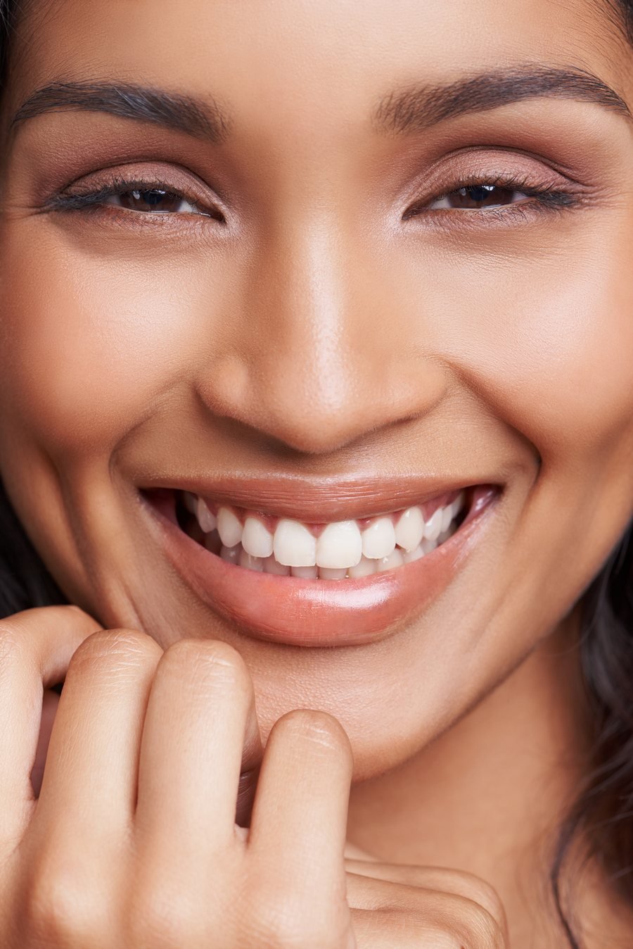 Paciente sorrindo — resultado de tratamento na Clínica Gnathion